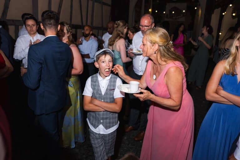 05769-florian-knusper-hochzeitsfotograf-wuerzburg-gaeste-beim-essen