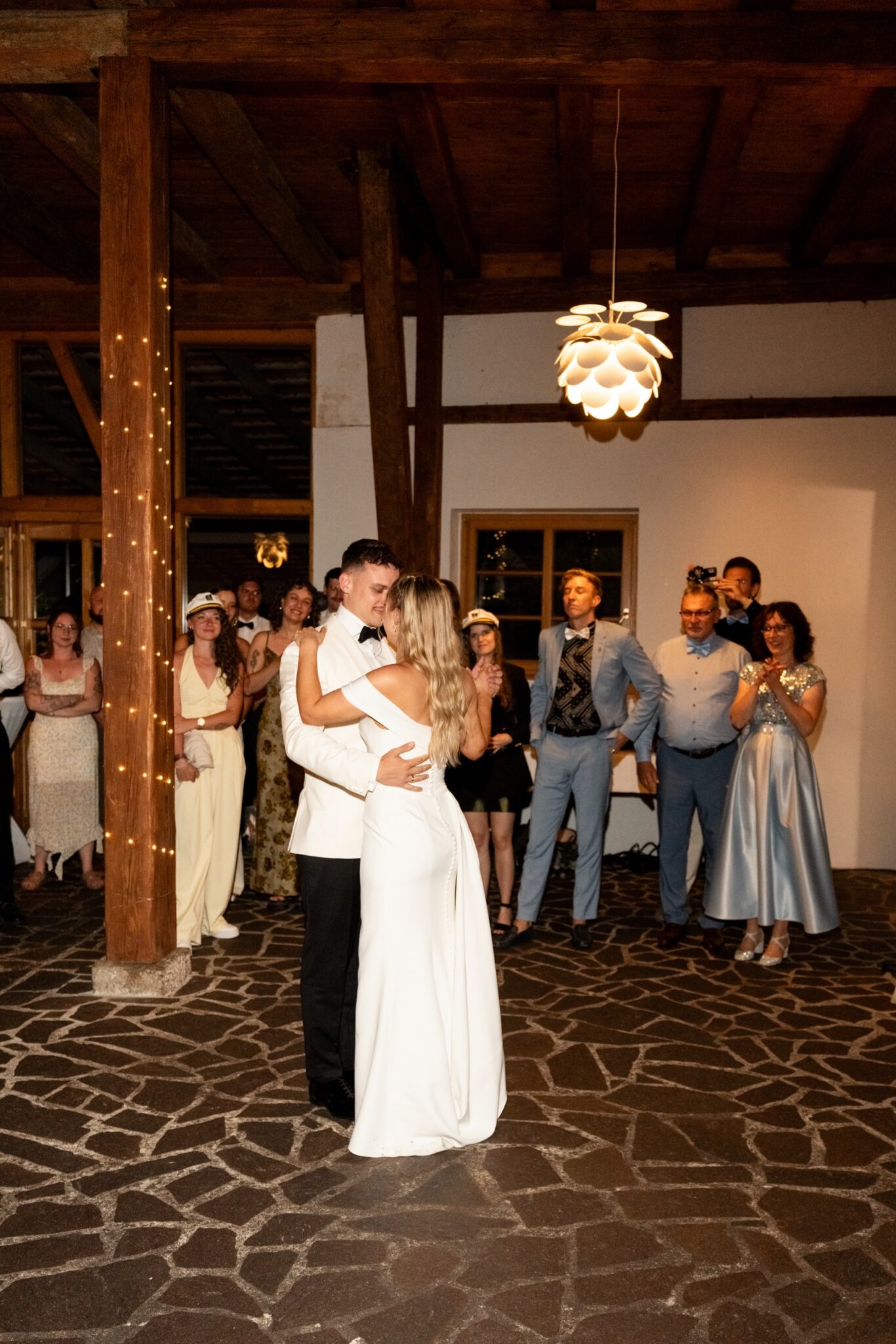 05781 florian knusper hochzeitsfotograf hochzeitstanz rustikale scheune winzerhof stahl 1