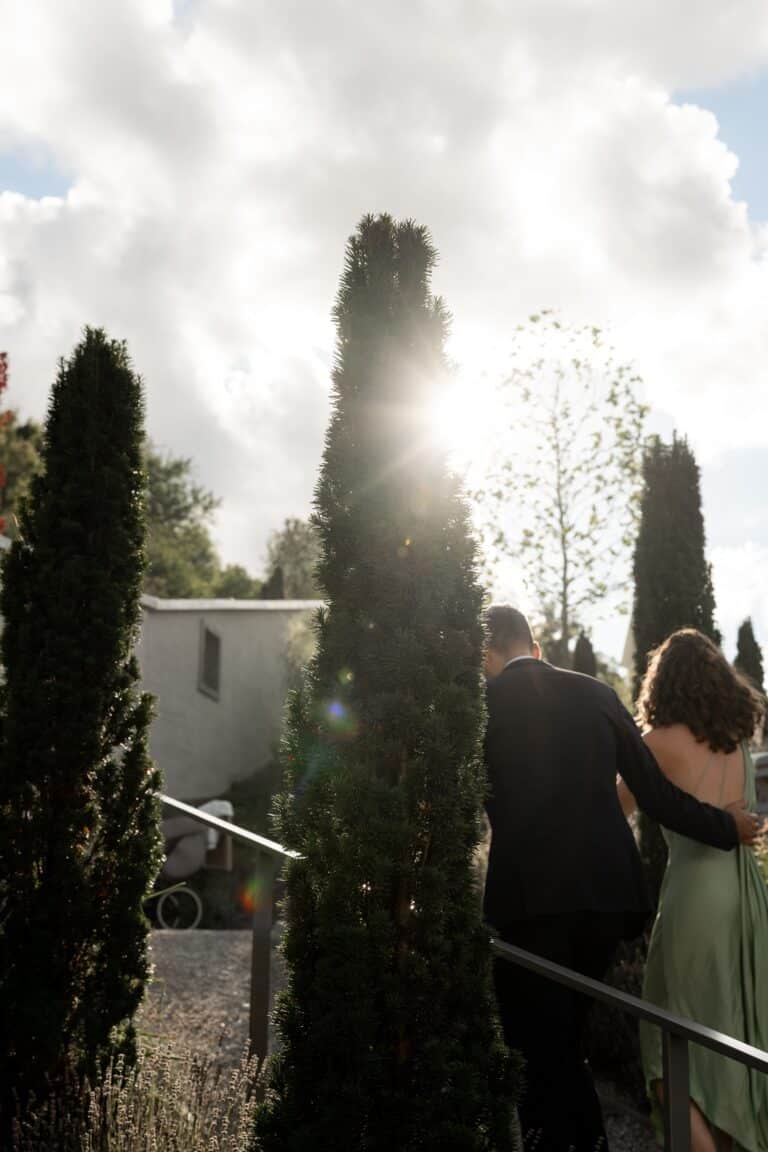 05784-florian-knusper-hochzeitsfotograf-wuerzburg-paar-im-garten-Villa Oriental