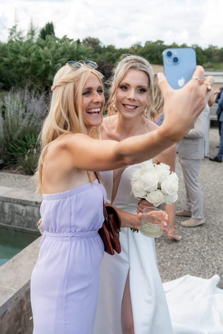 05792-florian-knusper-hochzeitsfotograf-wuerzburg-brautpaar-mit-selfie-Villa Oriental