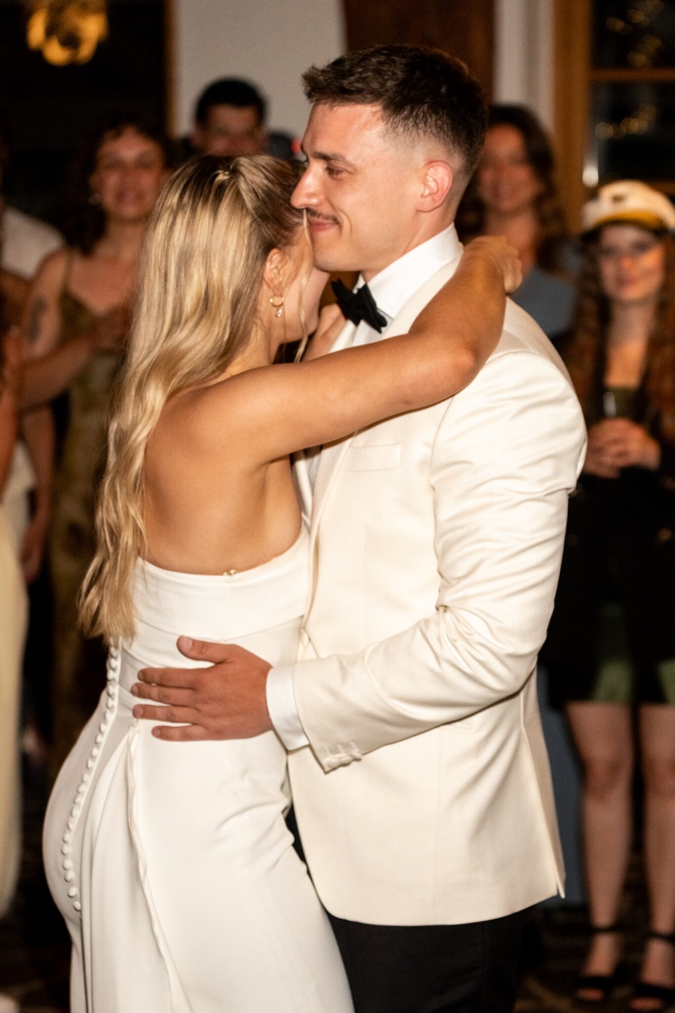 05794 florian knusper hochzeitsfotograf hochzeitstanz brautpaar umarmung winzerhof stahl
