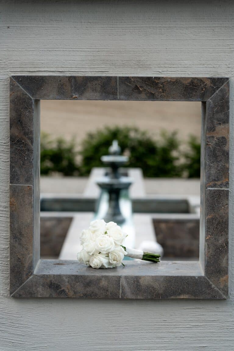 05798-florian-knusper-hochzeitsfotograf-wuerzburg-blumenstrauss-vor-brunnen-Villa Oriental