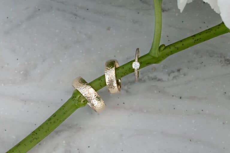 05809-2-florian-knusper-hochzeitsfotograf-wuerzburg-eheringe-auf-zweig-Villa Oriental