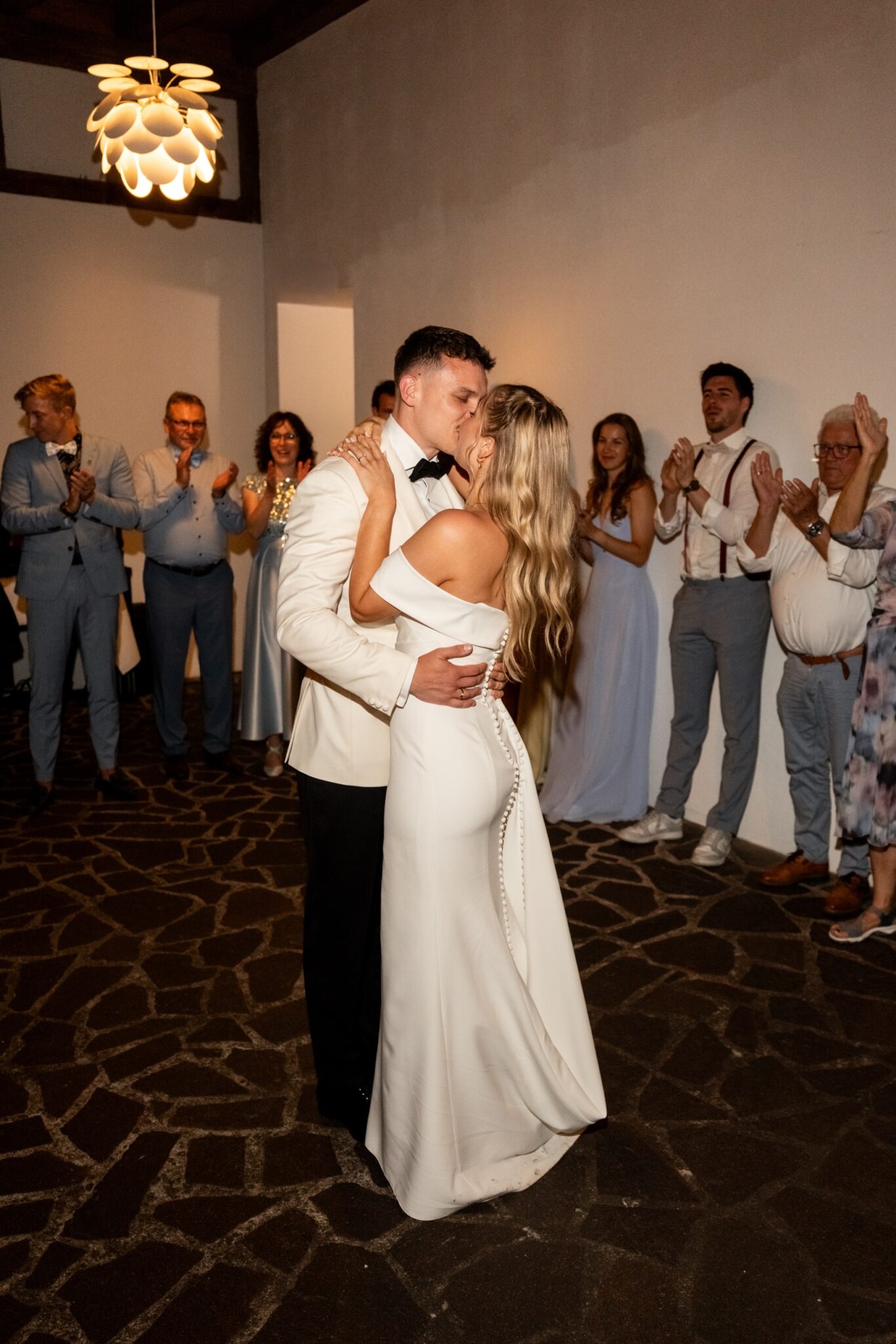 05823 florian knusper hochzeitsfotograf hochzeitstanz brautpaar feier winzerhof stahl