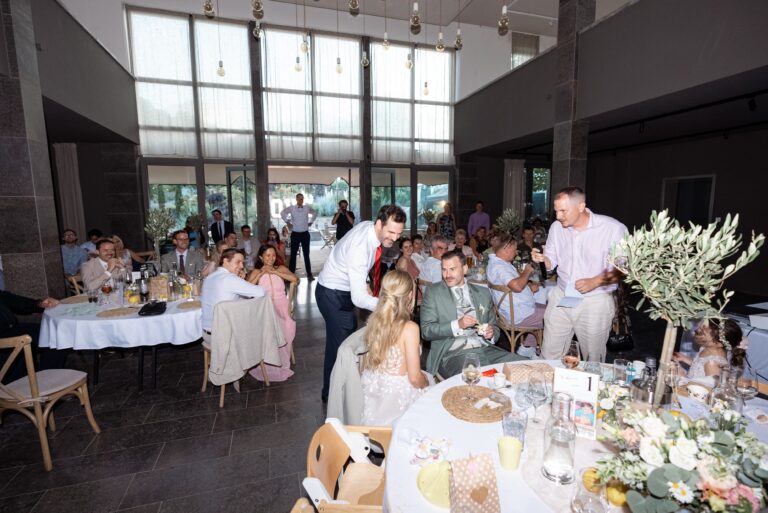 05838-florian-knusper-hochzeitsfotograf-wuerzburg-feiernde-hochzeitsgesellschaft-villa-oriental