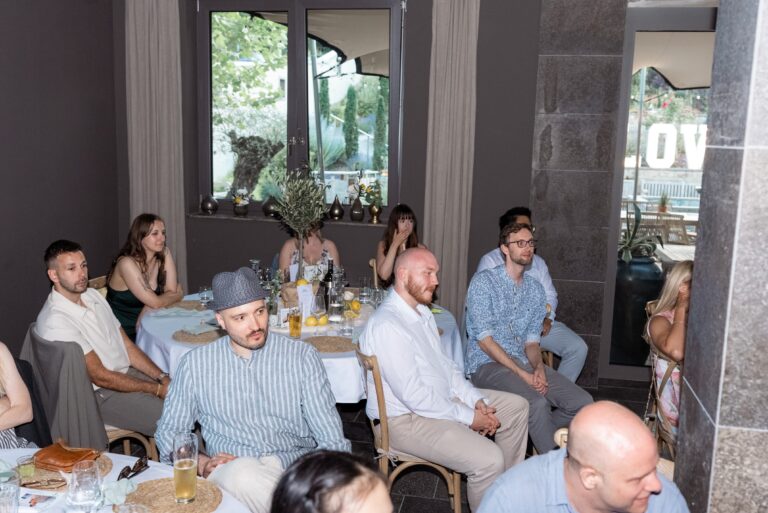 05847-florian-knusper-hochzeitsfotograf-wuerzburg-gruppe-von-gaesten-am-tisch-villa-oriental