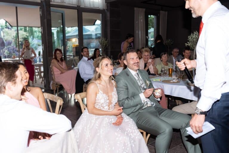 05848-florian-knusper-hochzeitsfotograf-wuerzburg-brautpaar-mit-gaesten-villa-oriental