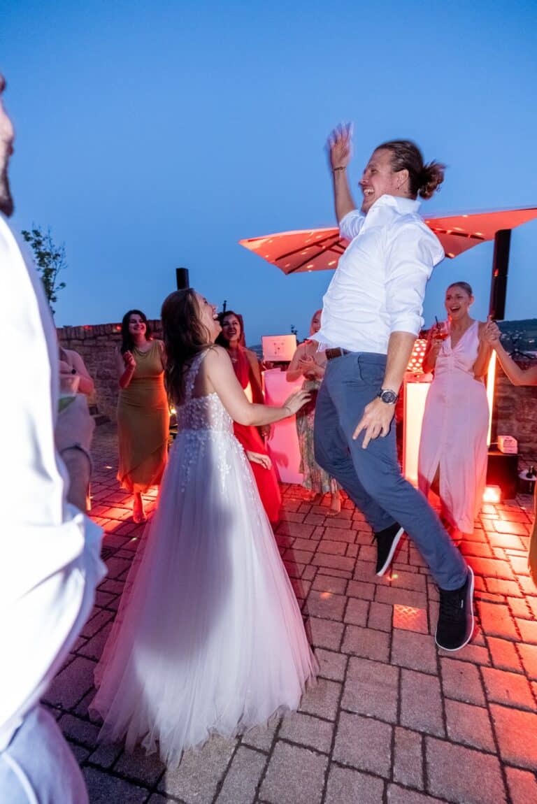 05848-florian-knusper-hochzeitsfotograf-wuerzburg-hochzeitsgaeste-am-tanzen-Schlosshotel Steinburg Wuerzburg