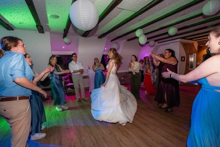 05850-florian-knusper-hochzeitsfotograf-wuerzburg-hochzeitstanz-im-festsaal-Das Retz