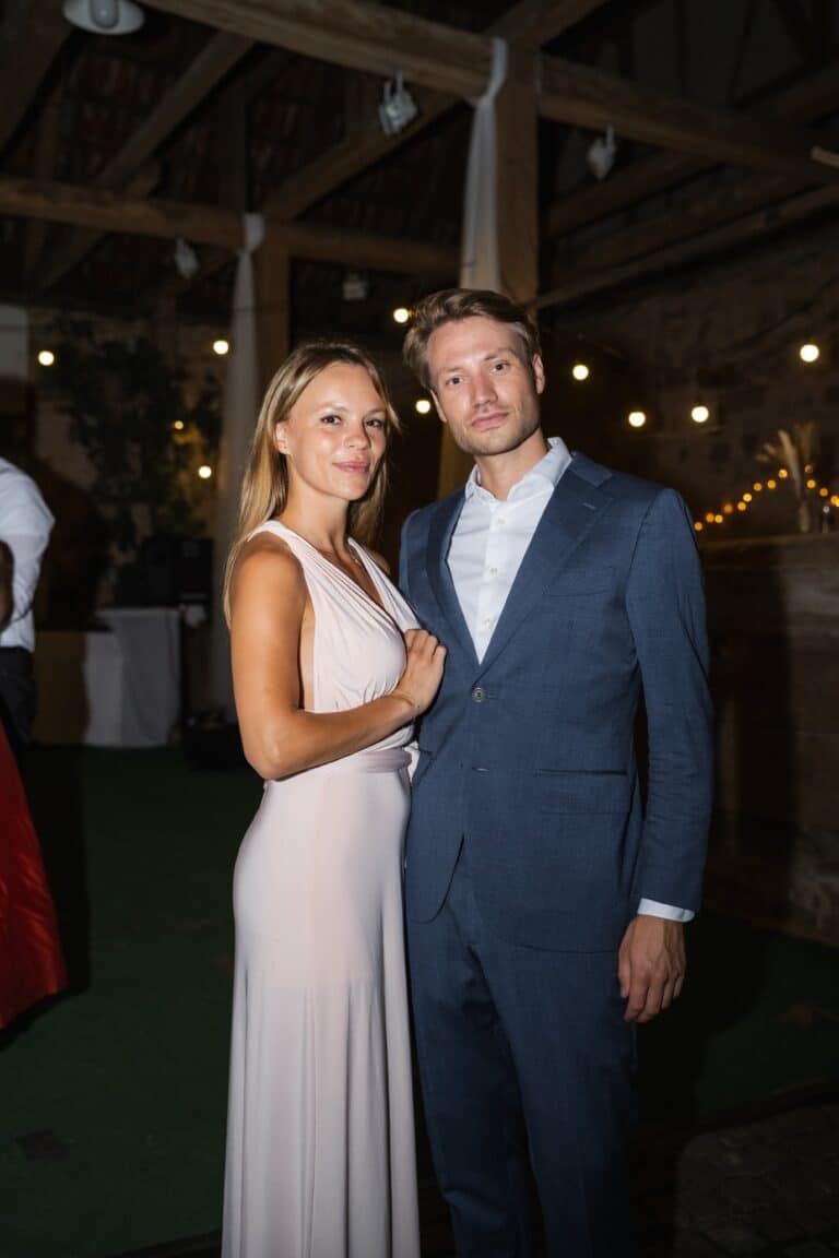 05850-florian-knusper-hochzeitsfotograf-wuerzburg-paar-im-raum