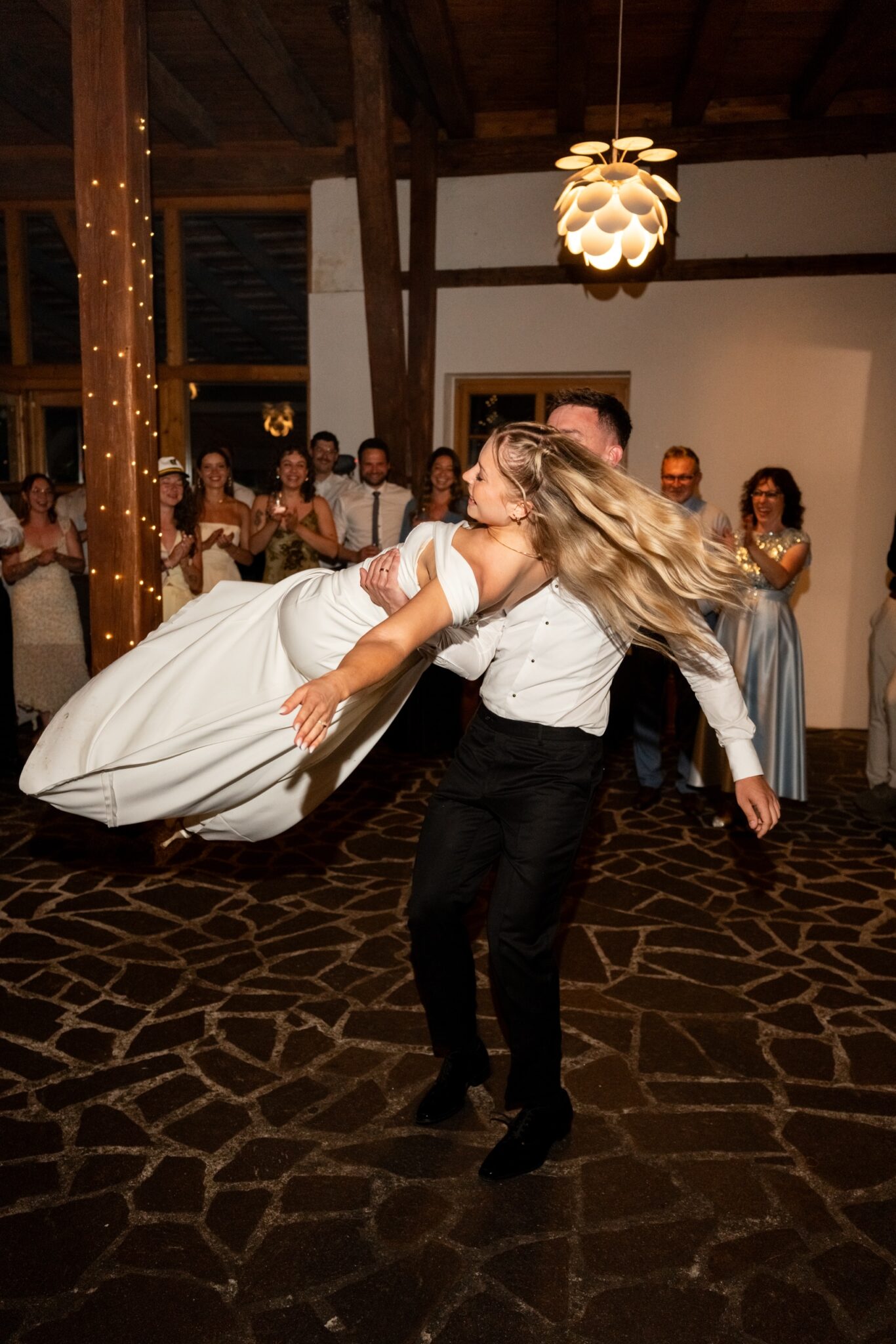 05856 florian knusper hochzeitsfotograf hochzeitstanz party wurfkleid winzerhof stahl