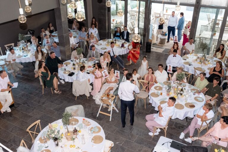 05880-florian-knusper-hochzeitsfotograf-wuerzburg-gruppe-von-gaesten-im-festsaal-villa-oriental