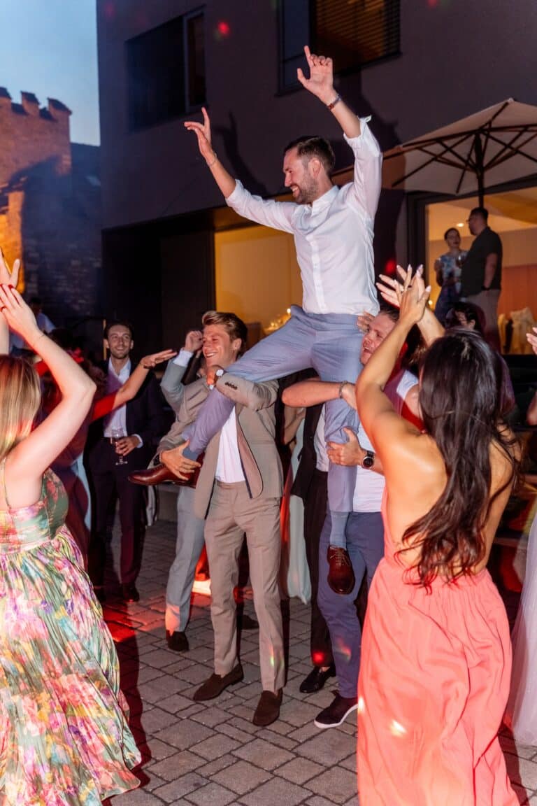 05882-florian-knusper-hochzeitsfotograf-wuerzburg-tanzende-gaeste-bei-feier-Schlosshotel Steinburg Wuerzburg