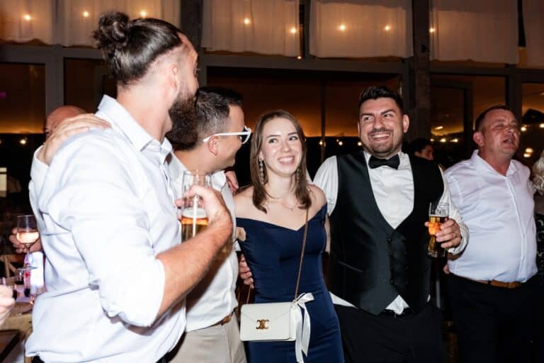 05891-florian-knusper-hochzeitsfotograf-wuerzburg-gruppe-von-gaesten-villa-oriental