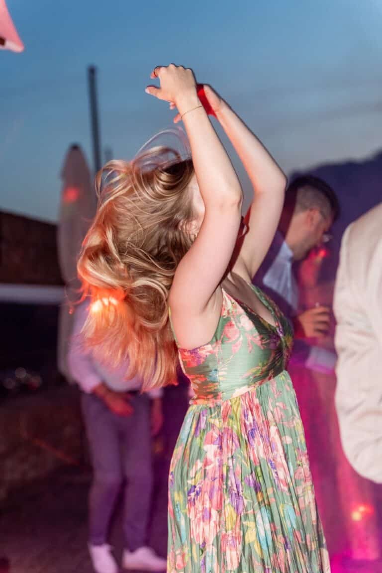 05906-florian-knusper-hochzeitsfotograf-wuerzburg-tanzende-gaeste-beim-empfang-Schlosshotel Steinburg Wuerzburg