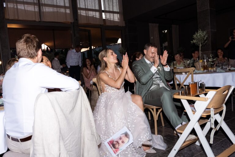 05914-florian-knusper-hochzeitsfotograf-wuerzburg-brautpaar-beim-dinner-villa-oriental