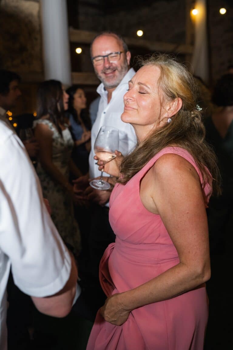 05922-florian-knusper-hochzeitsfotograf-wuerzburg-gruppe-von-gaesten-tanzend