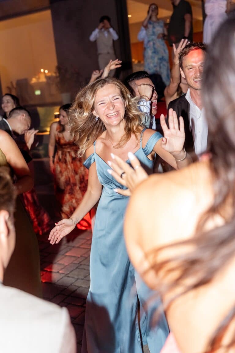 05923-florian-knusper-hochzeitsfotograf-wuerzburg-gaeste-beim-tanzen-Schlosshotel Steinburg Wuerzburg