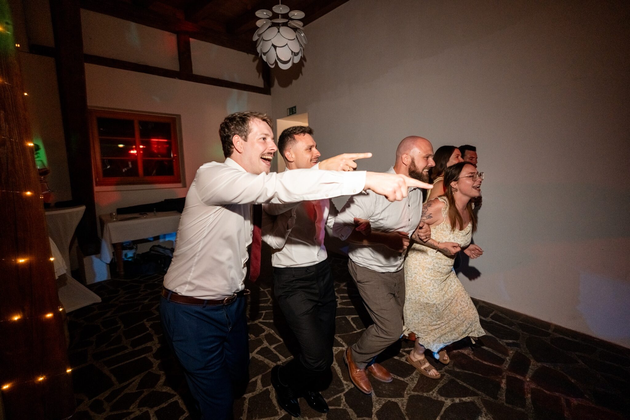 05938 florian knusper hochzeitsfotograf hochzeitsfeier tanzflaeche party winzerhof stahl