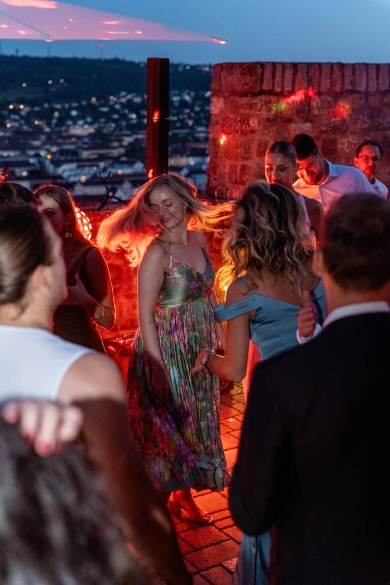 05940-florian-knusper-hochzeitsfotograf-wuerzburg-tanzende-gaeste-bei-nacht-Schlosshotel Steinburg Wuerzburg