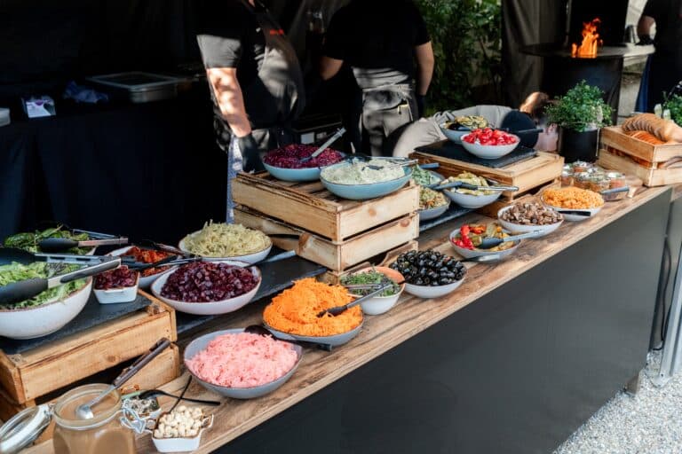 05949-florian-knusper-hochzeitsfotograf-wuerzburg-buffet-mit-salaten-Villa Oriental