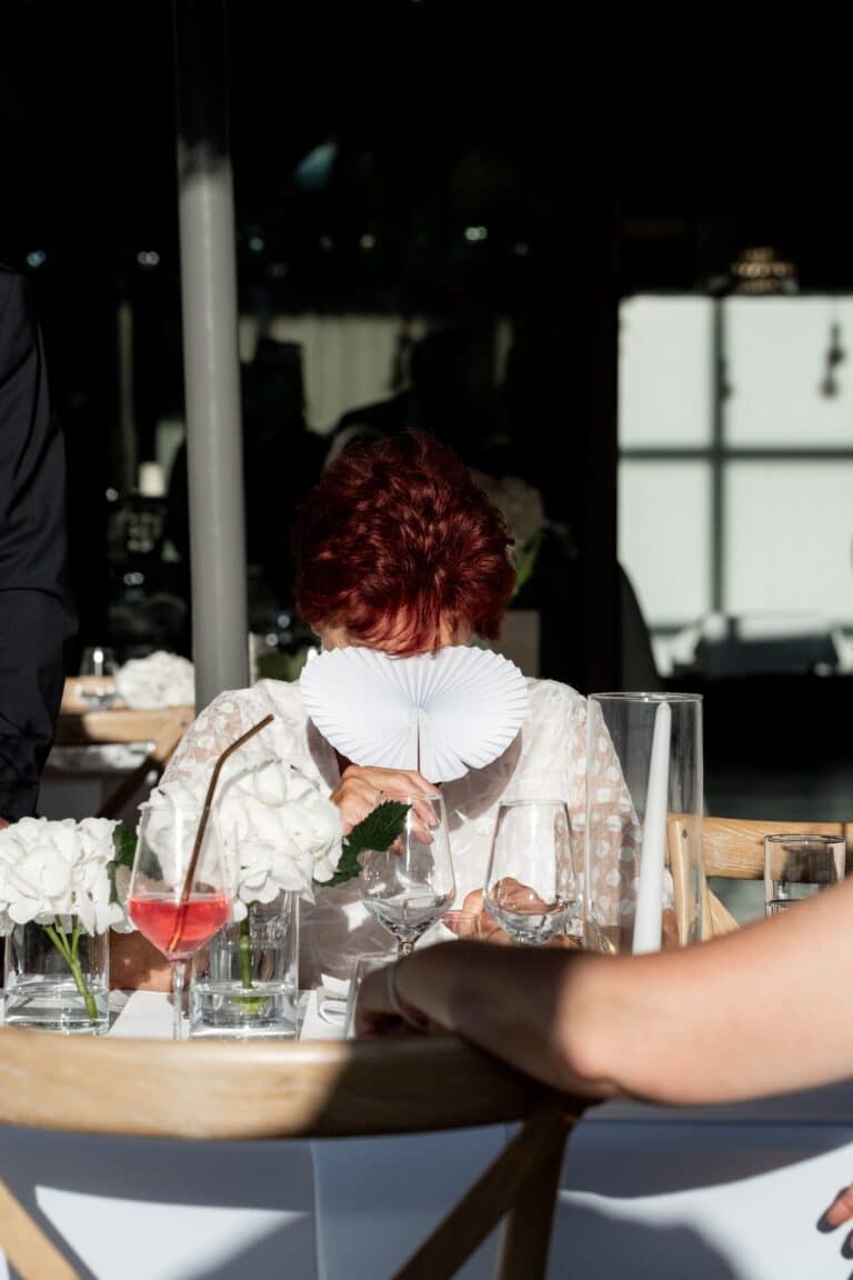 05952-florian-knusper-hochzeitsfotograf-wuerzburg-tischdekoration-mit-getraenken-Villa Oriental