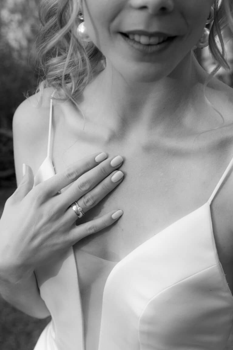 05958-2-florian-knusper-hochzeitsfotograf-wuerzburg-braut-mit-ring-Villa Oriental