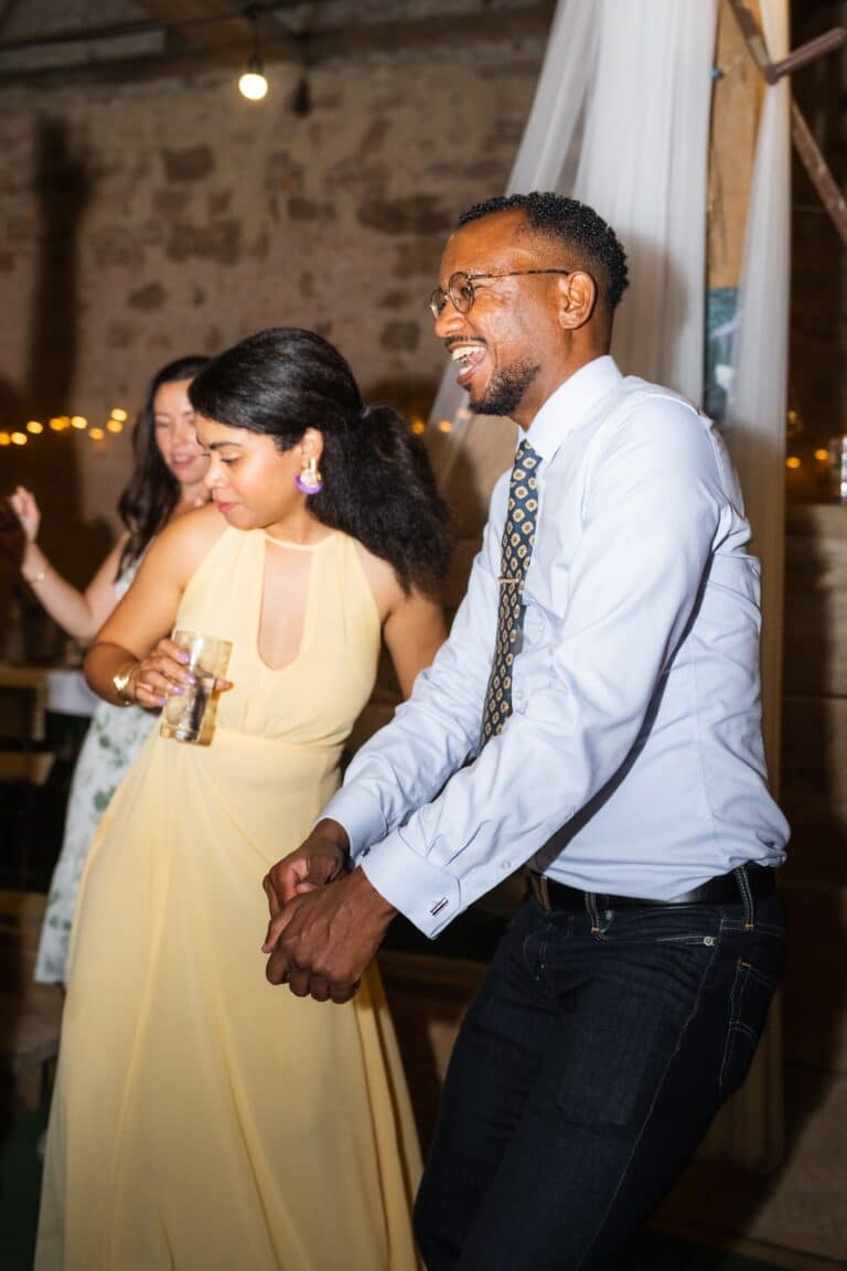 05960-florian-knusper-hochzeitsfotograf-wuerzburg-tanzende-gaeste-in-festsaal