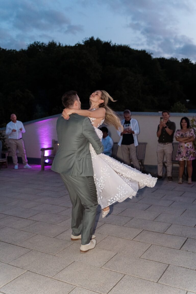 05973-florian-knusper-hochzeitsfotograf-wuerzburg-brautpaar-beim-tanz-villa-oriental