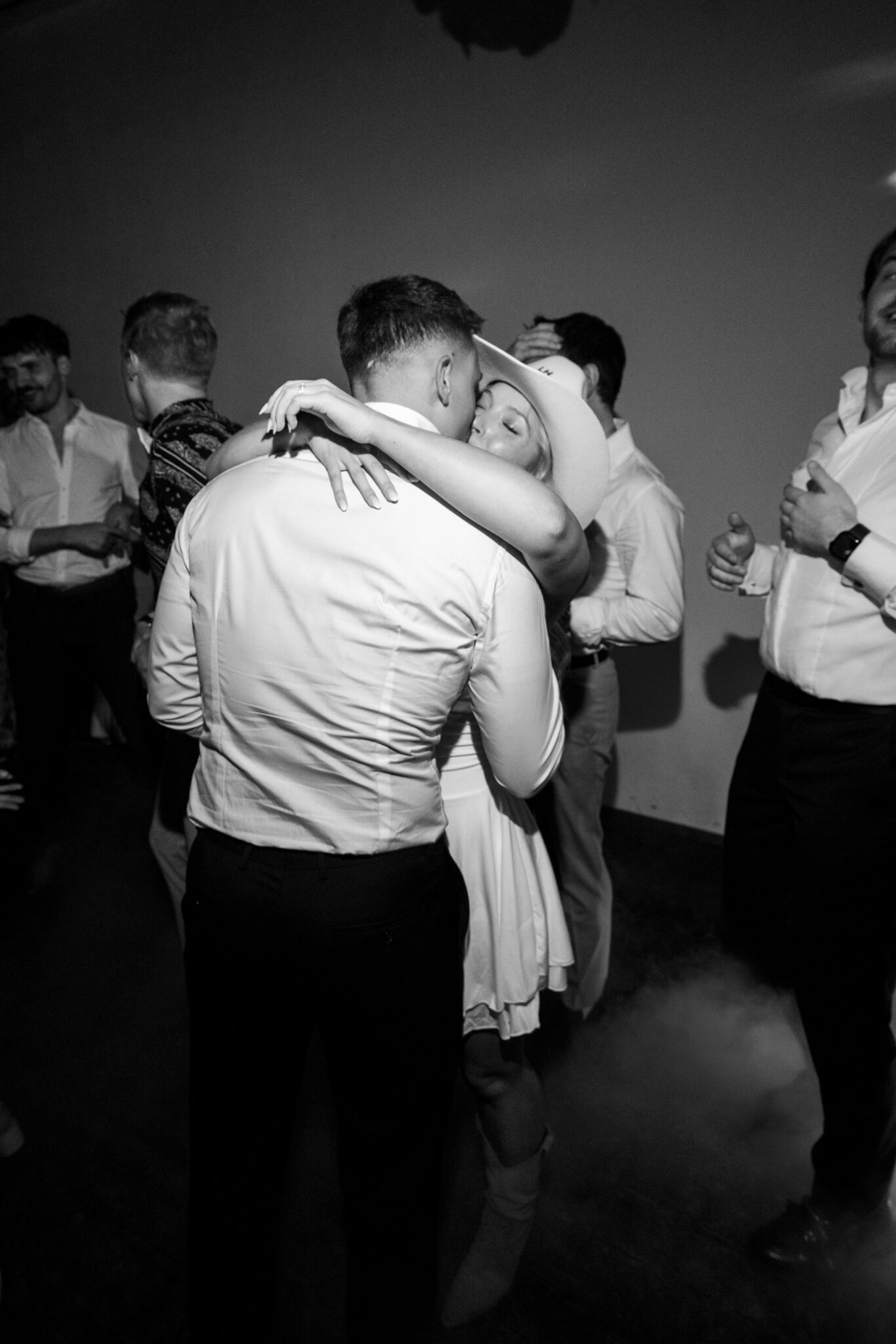 05975 2 florian knusper hochzeitsfotograf hochzeitstanz umarmung party winzerhof stahl