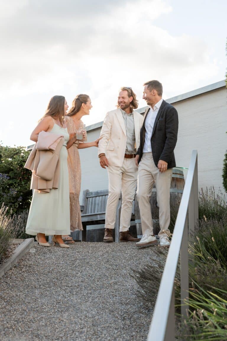 05990-florian-knusper-hochzeitsfotograf-wuerzburg-gruppe-von-gaesten-Villa Oriental