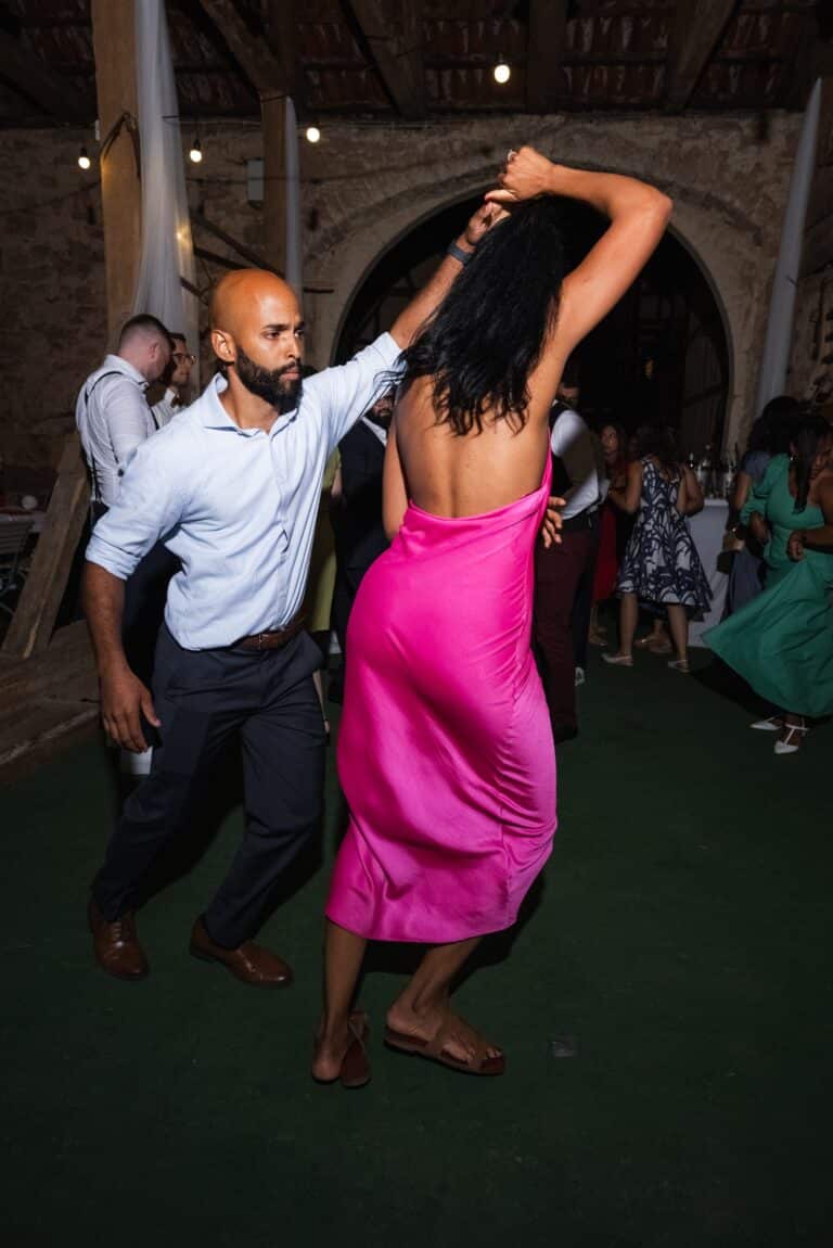 05992-florian-knusper-hochzeitsfotograf-wuerzburg-paar-beim-tanzen