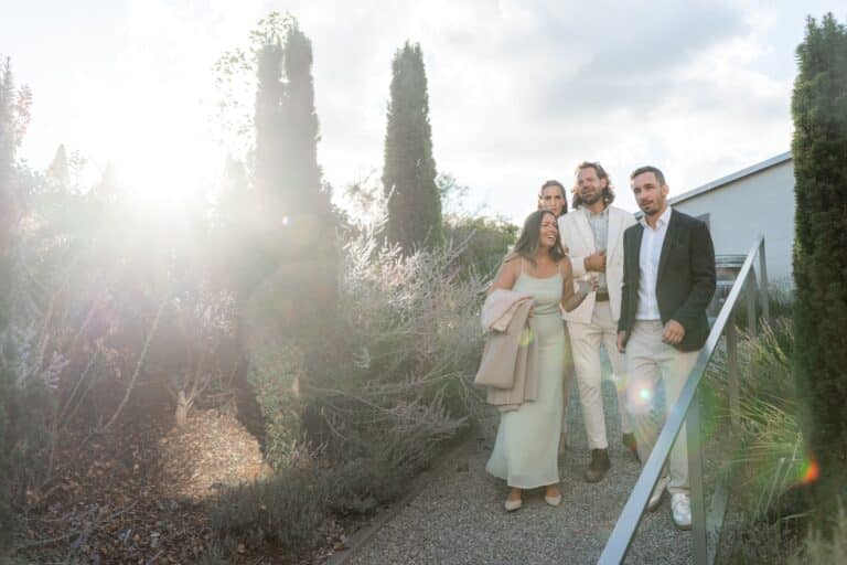 05994-florian-knusper-hochzeitsfotograf-wuerzburg-gruppe-von-gaesten-im-garten-Villa Oriental