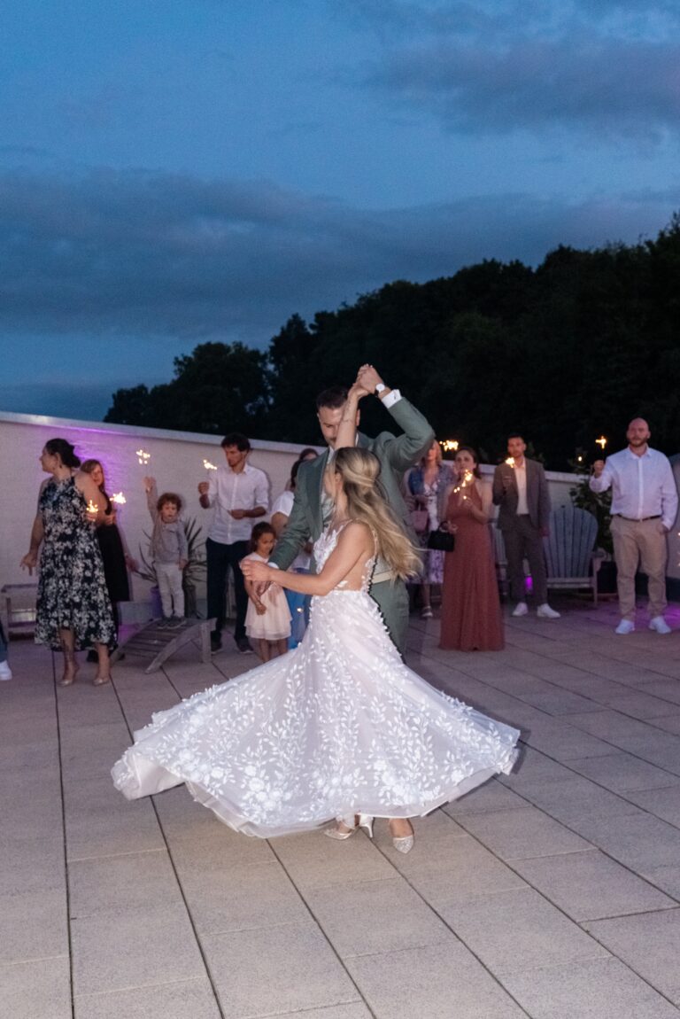 06005-florian-knusper-hochzeitsfotograf-wuerzburg-brautpaar-beim-hochzeitstanz-villa-oriental