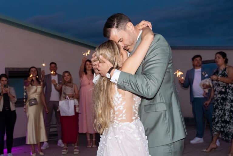 06013-florian-knusper-hochzeitsfotograf-wuerzburg-tanzendes-brautpaar-villa-oriental