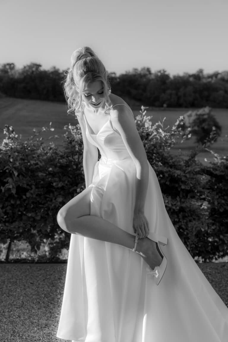 06018-2-florian-knusper-hochzeitsfotograf-wuerzburg-braut-im-garten-Villa Oriental