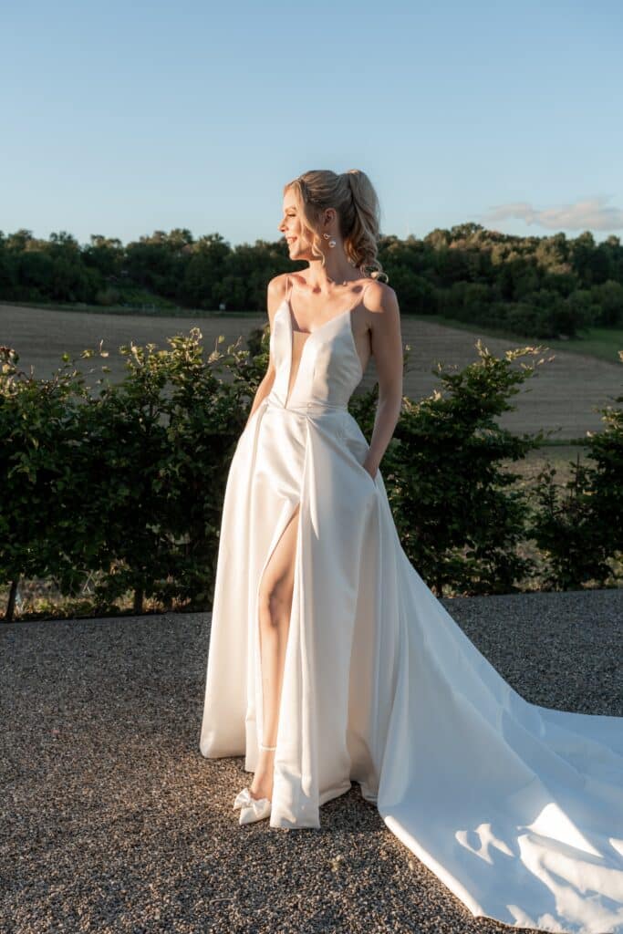 Braut in elegantem Kleid im Sonnenschein