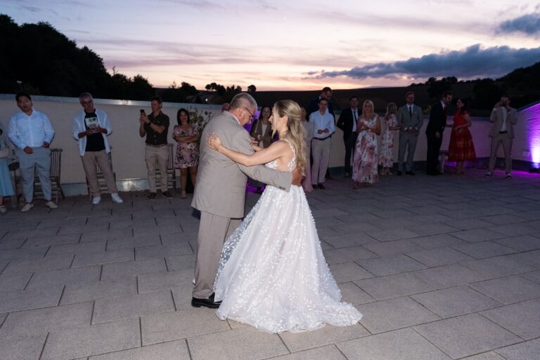 06034-florian-knusper-hochzeitsfotograf-wuerzburg-brautpaar-beim-hochzeitstanz-villa-oriental