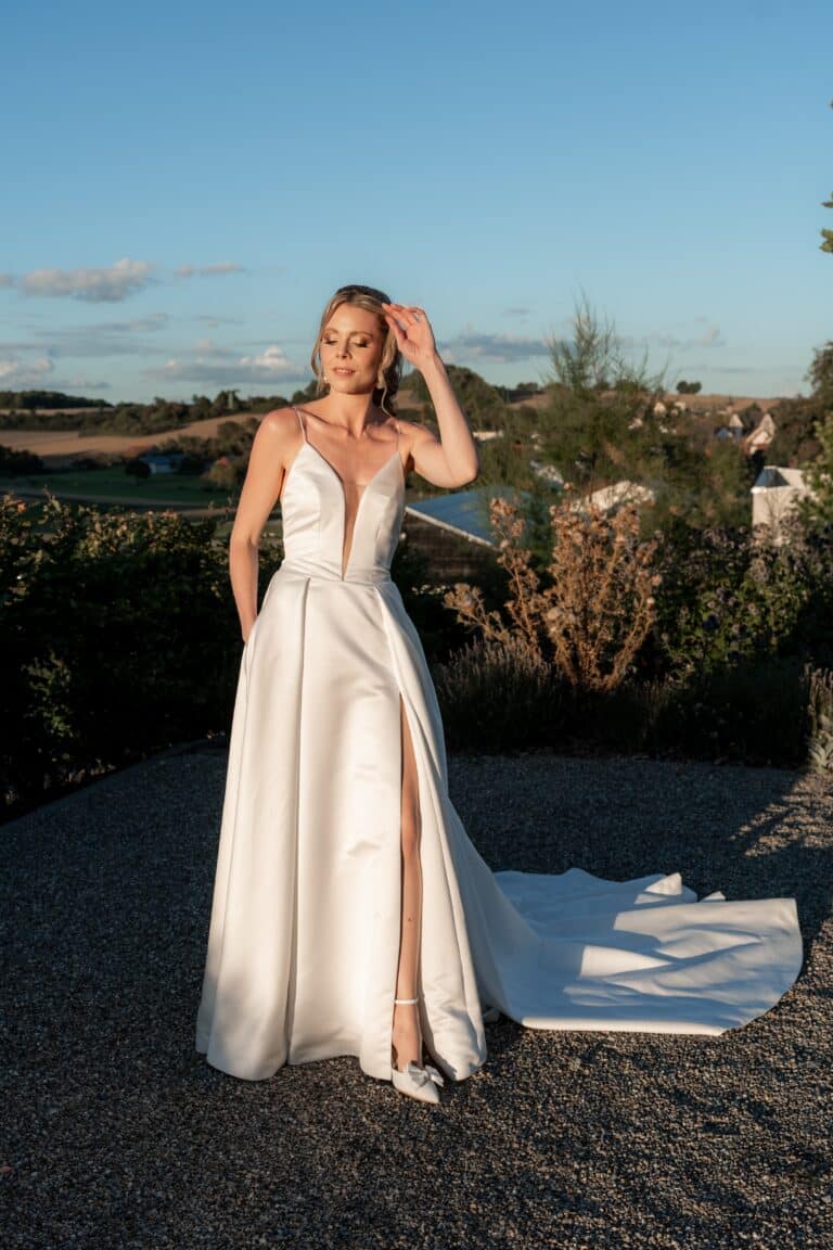 06042-florian-knusper-hochzeitsfotograf-wuerzburg-braut-im-sonnenschein-Villa Oriental