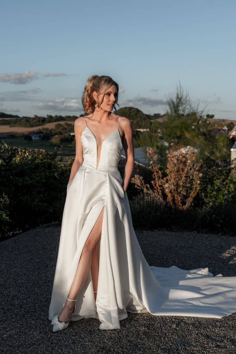 06055-florian-knusper-hochzeitsfotograf-wuerzburg-braut-im-garten-Villa Oriental