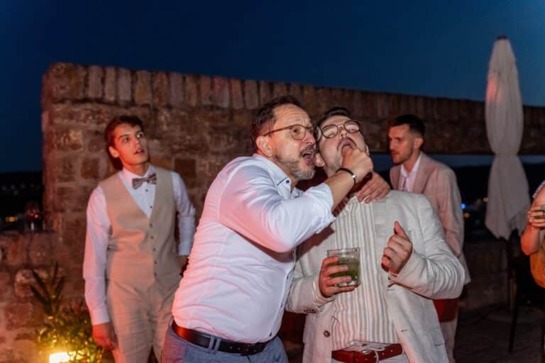 06072-florian-knusper-hochzeitsfotograf-wuerzburg-gaeste-feiern-abends-draussen-Schlosshotel Steinburg Wuerzburg