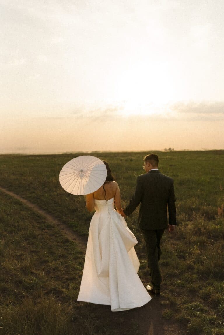 06091-2-florian-knusper-hochzeitsfotograf-wuerzburg-brautpaar-im-feld-Hotel Schindlerhof Nuernberg
