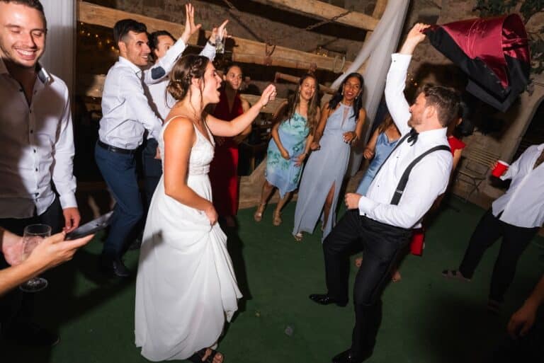 06111-florian-knusper-hochzeitsfotograf-wuerzburg-tanzende-gaeste-auf-hochzeit