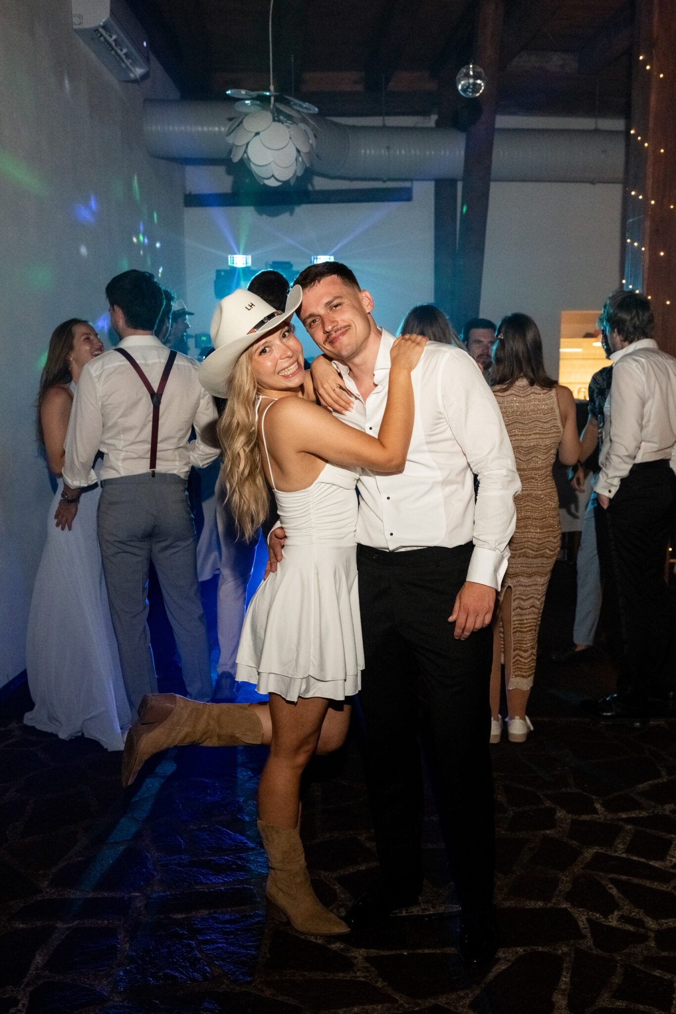 06137 florian knusper hochzeitsfotograf hochzeitstanz party kuss winzerhof stahl