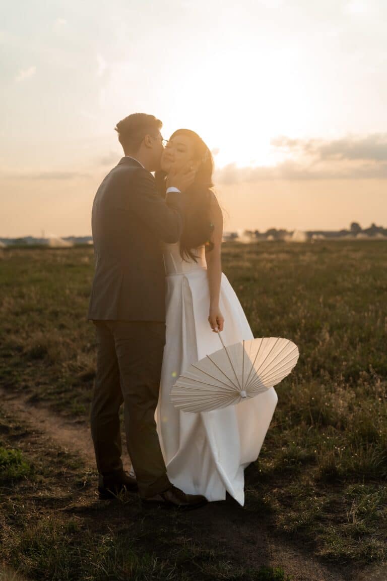 06173-florian-knusper-hochzeitsfotograf-wuerzburg-brautpaar-im-feld-Hotel Schindlerhof Nuernberg