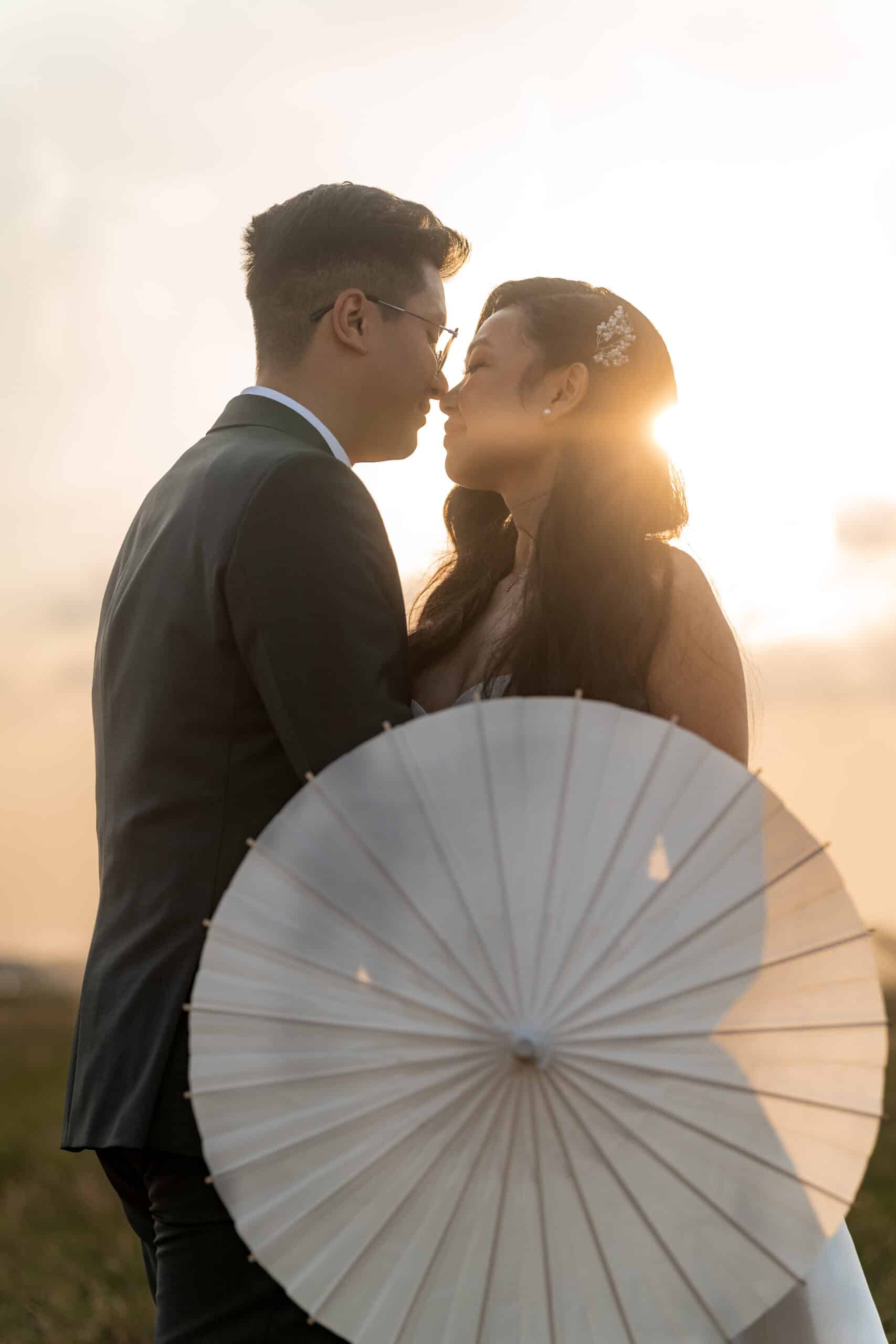 06182-florian-knusper-hochzeitsfotograf-wuerzburg-brautpaar-mit-sonnenschirm