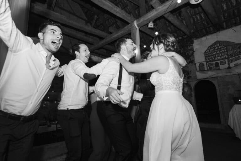 06187-2-florian-knusper-hochzeitsfotograf-wuerzburg-tanzende-gruppe
