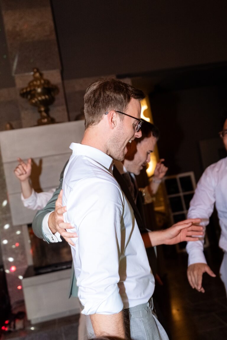 06207-florian-knusper-hochzeitsfotograf-wuerzburg-tanzende-gaeste-villa-oriental