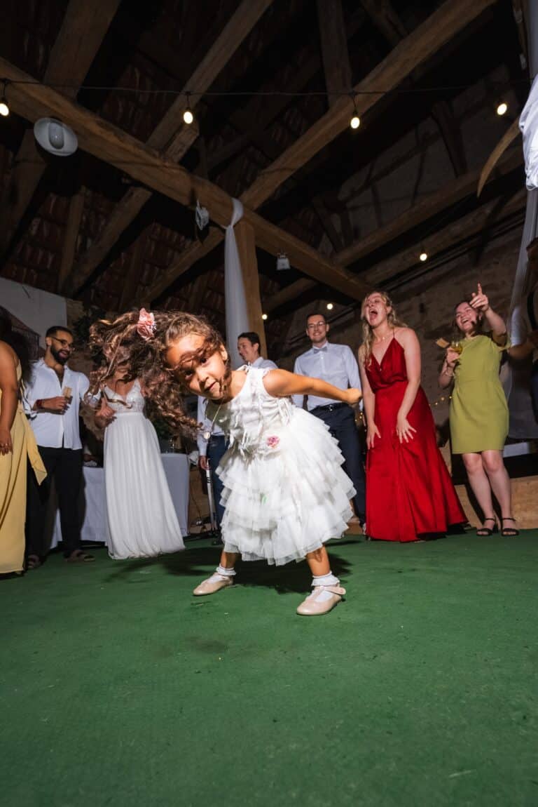 06214-florian-knusper-hochzeitsfotograf-wuerzburg-tanzende-kinder-auf-feier