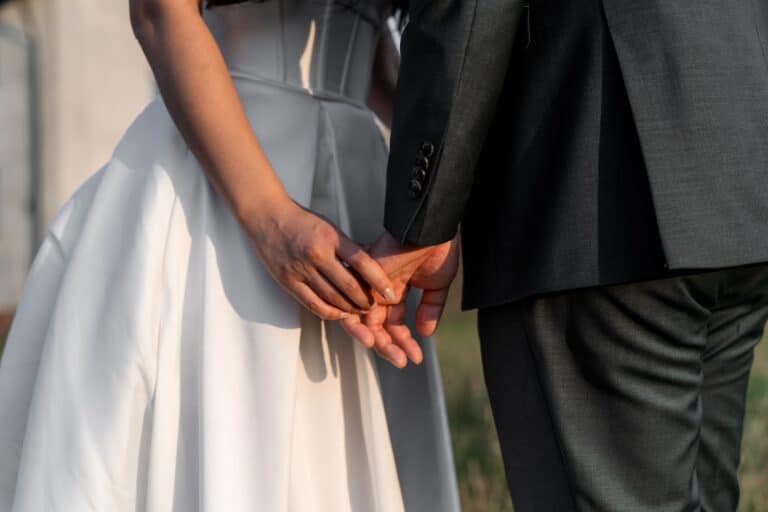 06304-florian-knusper-hochzeitsfotograf-wuerzburg-brautpaar-haendchenhaltend-Hotel Schindlerhof Nuernberg